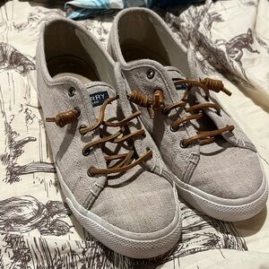 Women’s Sperry canvas shoes. Size 9.5 in extremely good condition!